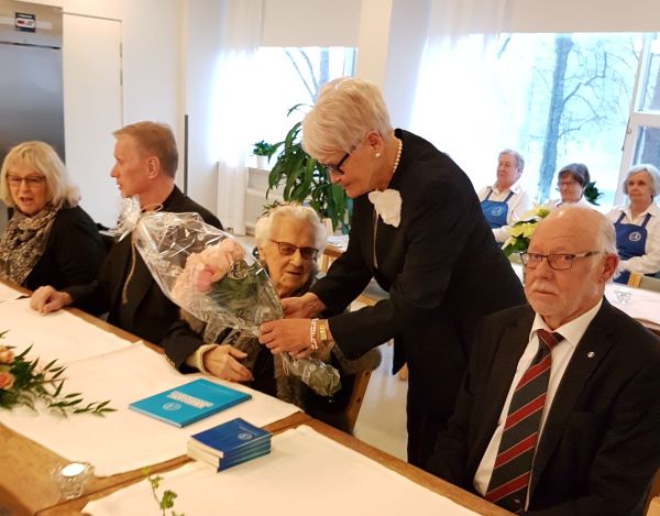 Kuvassa Leena Manner, juhlavieraan tytär, Antti Koponen, irja Manner, Pekka Paatero ja Pirkko Kuorehjärvi.